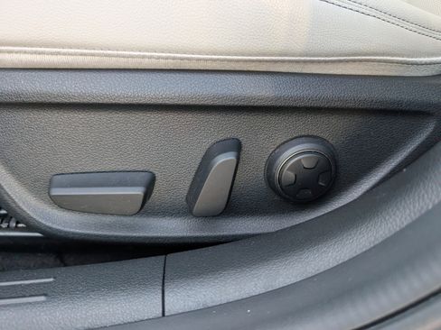 Used 2025 Genesis G70 2.5T image 15