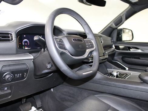 Used 2024 Jeep Wagoneer Series III image 24