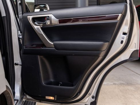 Used 2018 Lexus GX 460 image 34