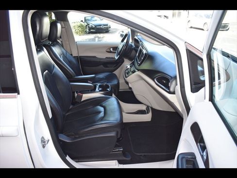Used 2019 Chrysler Pacifica Touring-L image 33