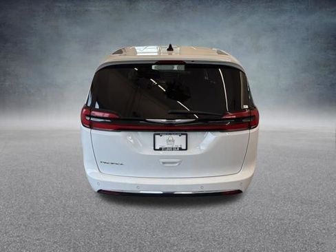 Used 2023 Chrysler Pacifica Touring-L FWD image 7