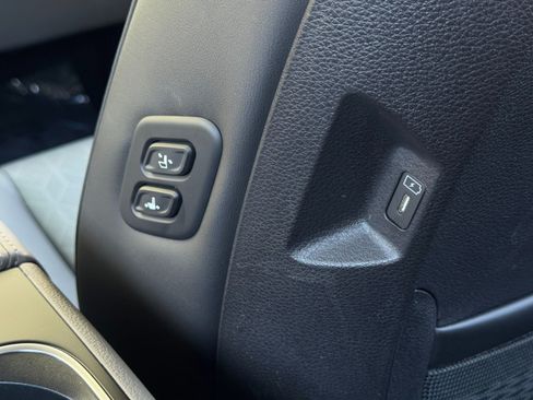 Used 2025 Kia Carnival EX FWD image 39