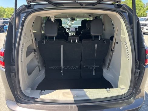 Used 2023 Chrysler Pacifica Touring-L image 29
