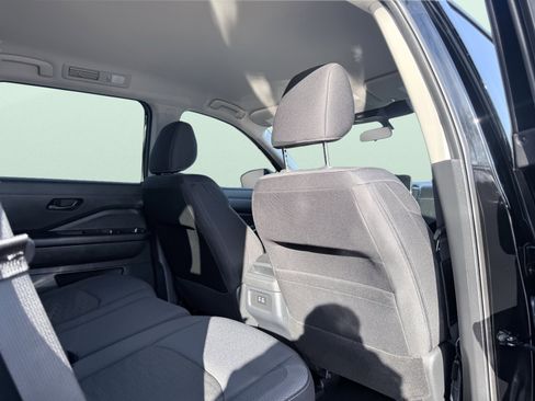 Used 2025 Nissan Pathfinder S image 39