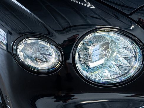 Used 2020 Bentley Flying Spur W12 image 19