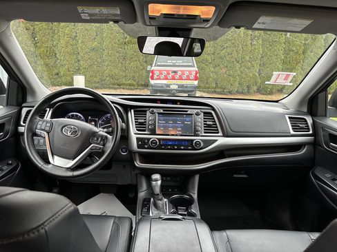 Used 2017 Toyota Highlander XLE image 16