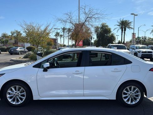 Used 2022 Toyota Corolla LE image 3