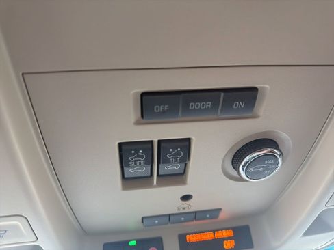 Used 2018 Cadillac Escalade Premium Luxury image 13