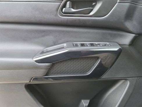 Used 2024 Nissan Pathfinder SV w/ SV Premium Package image 25