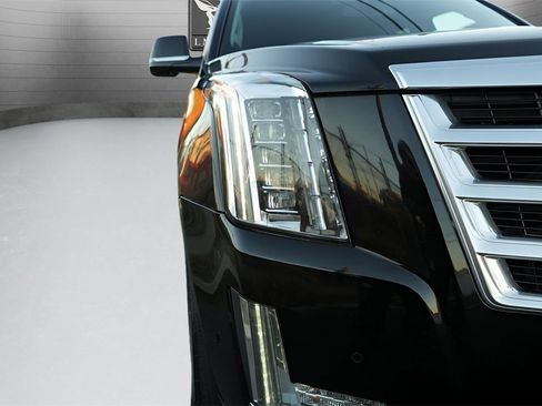 Used 2020 Cadillac Escalade ESV 4WD image 6