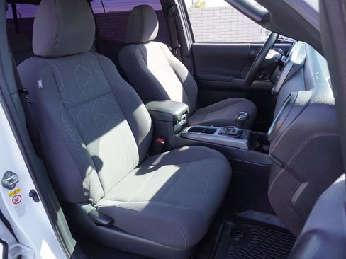 Used 2018 Toyota Tacoma TRD Off-Road w/ Technology Package image 13