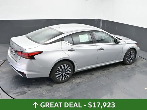 Used 2024 Nissan Altima 2.5 SV FWD image 41