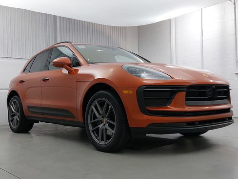 Used 2025 Porsche Macan image 9