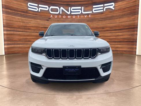 Used 2022 Jeep Grand Cherokee Laredo w/ Luxury Tech Group I AWD/4WD image 10