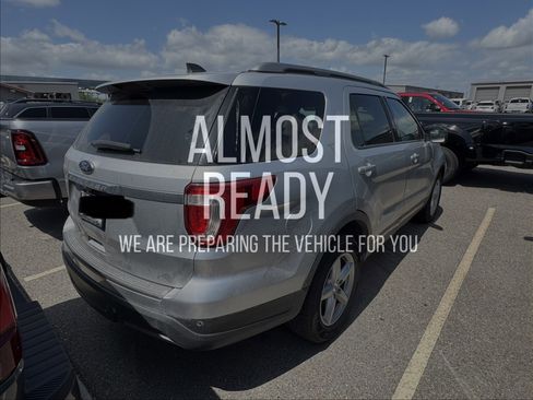 Used 2019 Ford Explorer XLT FWD image 4
