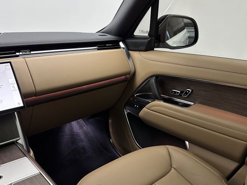 Used 2025 Land Rover Range Rover Long Wheelbase SE image 19