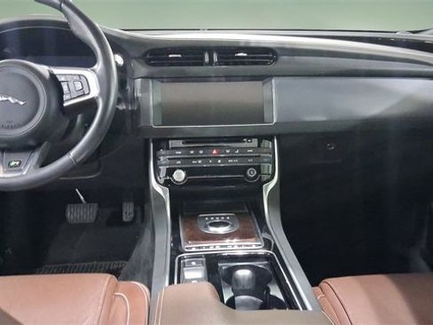 Used 2018 Jaguar XF R-Sport image 10