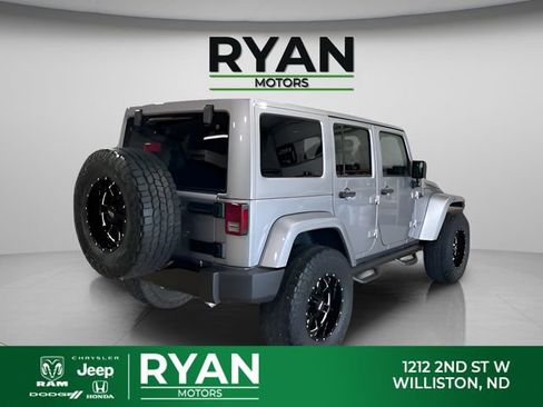 Used 2017 Jeep Wrangler Unlimited Sahara AWD/4WD image 3