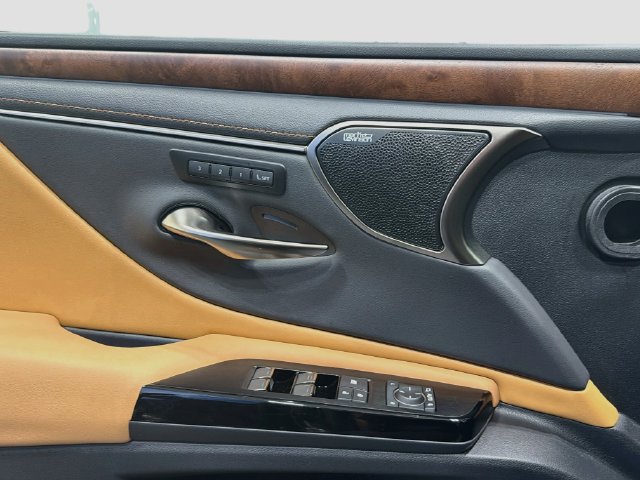 Used 2025 Lexus ES 300h Ultra Luxury w/ Accessory Package (Z2) FWD image 12