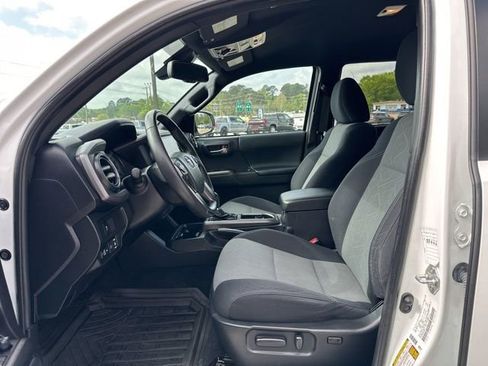 Used 2022 Toyota Tacoma TRD Off-Road w/ Technology Package image 9