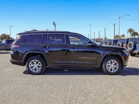 Used 2022 Jeep Grand Cherokee L Limited w/ Luxury Tech Group II image 3