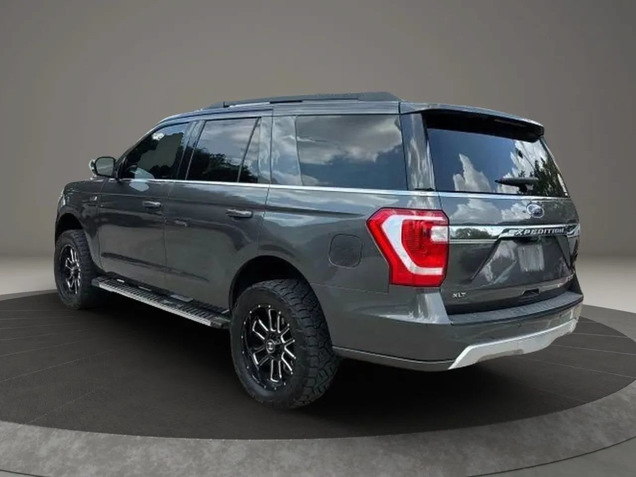Used 2019 Ford Expedition XLT w/ Equipment Group 202A AWD/4WD image 7