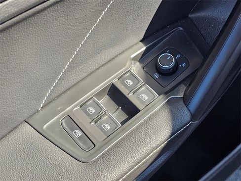 Used 2024 Volkswagen Tiguan SE w/ Panoramic Sunroof Package image 19
