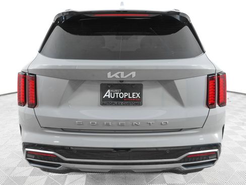Used 2022 Kia Sorento EX w/ Panoramic Sunroof Package FWD image 6