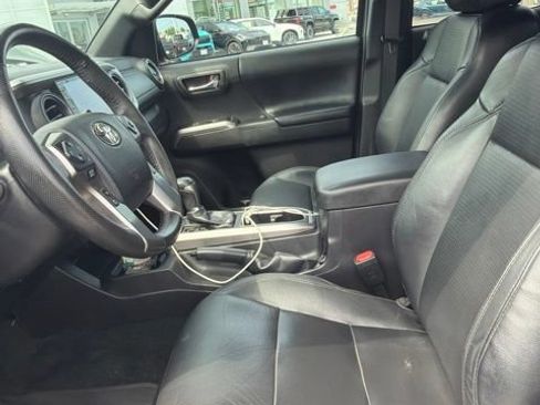 Used 2022 Toyota Tacoma Limited AWD/4WD image 3