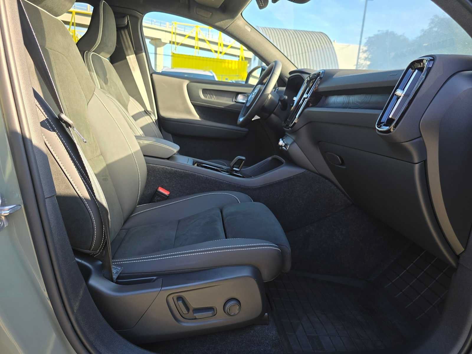 Certified 2023 Volvo C40 P8 Recharge Ultimate w/ Protection Package Premier AWD/4WD image 10