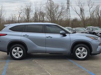 Used 2023 Toyota Highlander LE video 4