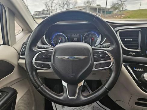 Used 2017 Chrysler Pacifica Touring-L image 14