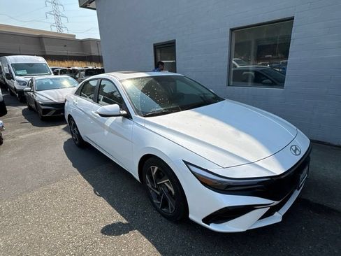 Used 2025 Hyundai Elantra SEL FWD image 6