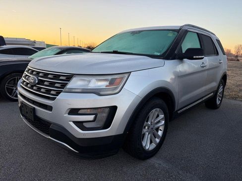 Used 2017 Ford Explorer XLT w/ Equipment Group 202A image 5