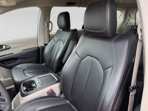 Used 2024 Chrysler Pacifica Touring-L FWD image 23