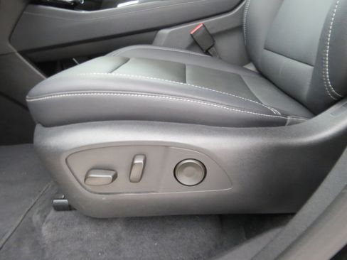 Used 2025 Chevrolet Traverse LT image 16