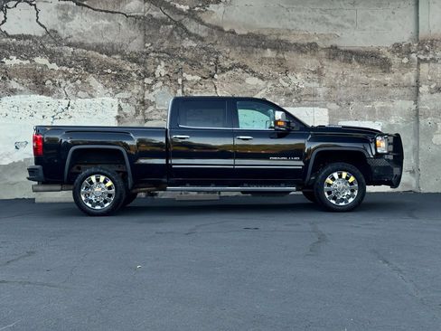 Used 2017 GMC Sierra 2500 Denali w/ Duramax Plus Package AWD/4WD image 7