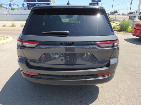 Used 2024 Jeep Grand Cherokee Altitude AWD/4WD image 9