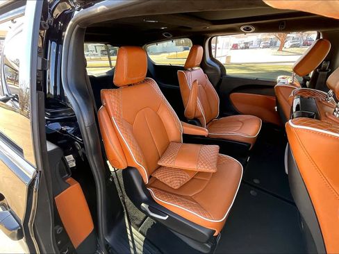 Used 2024 Chrysler Pacifica Pinnacle image 17