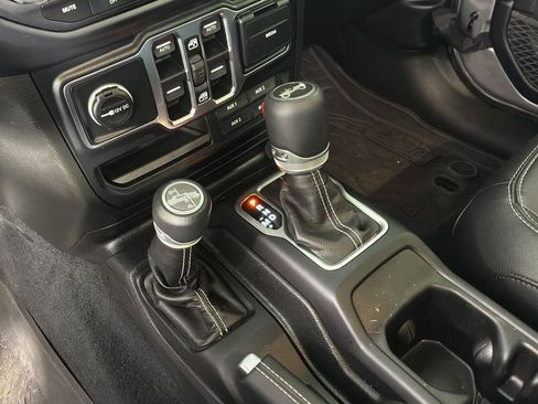 Used 2019 Jeep Wrangler Unlimited Sahara w/ Cold Weather Group AWD/4WD image 36
