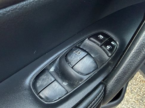 Used 2015 Nissan Rogue S FWD image 23