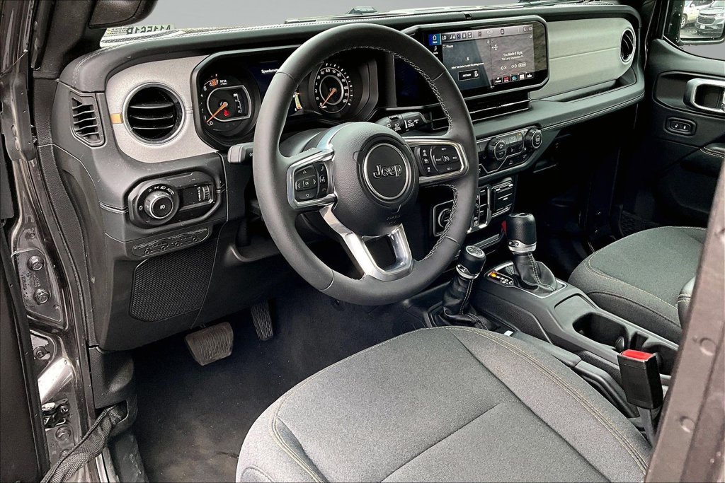 Used 2026 Jeep Wrangler Unlimited Sahara AWD/4WD image 4