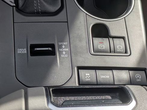 Used 2022 Toyota Highlander XLE image 16