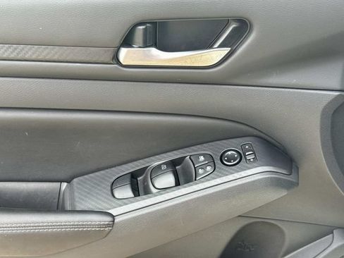 Used 2025 Nissan Altima 2.5 SV FWD image 31