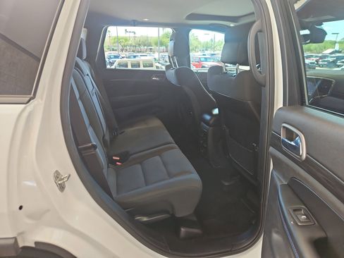 Used 2019 Jeep Grand Cherokee Laredo image 18