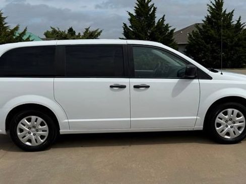 Used 2019 Dodge Grand Caravan SE w/ UConnect Hands-Free Group FWD image 7