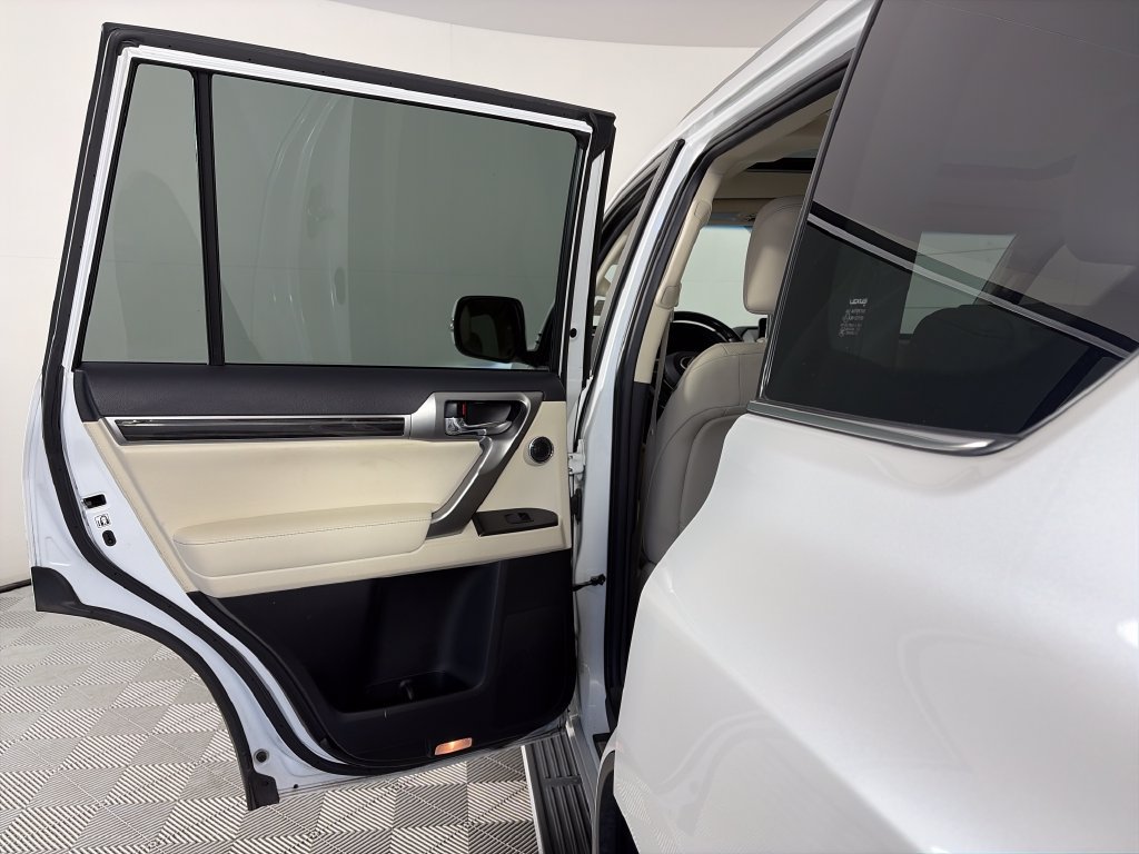 Used 2023 Lexus GX 460 Premium w/ Accessory Package AWD/4WD image 12