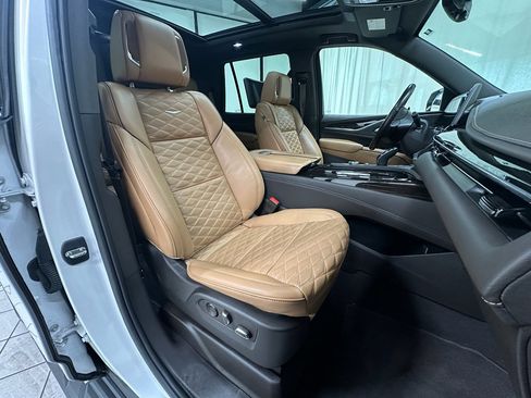 Used 2023 Cadillac Escalade Premium Luxury image 19