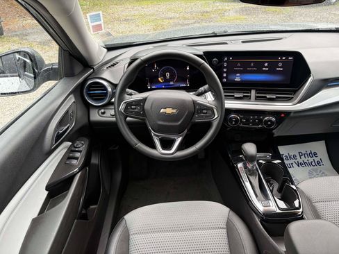 Used 2025 Chevrolet Trax LT w/ LT Convenience Package FWD image 2