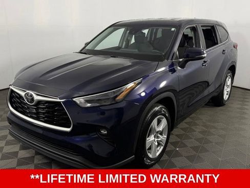 Used 2022 Toyota Highlander LE image 3